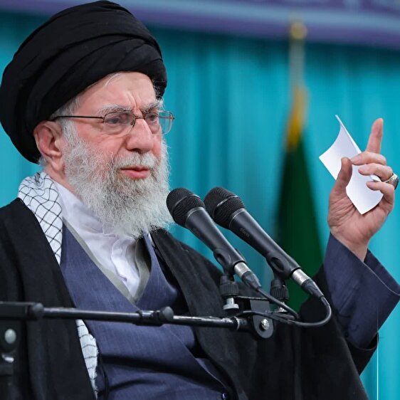  رهبر انقلاب: ملت ایران به آن کسی که طمع داشته باشد و حمله بخواهد بکند و اذیت بکند، مشت محکمی خواهد زد 