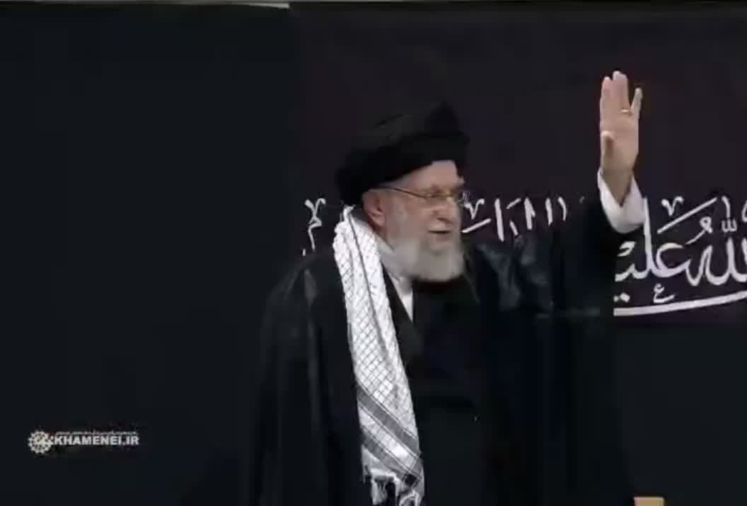 طلوع خورشید ولایت در حسینیه امام خمینی/ رهبر انقلاب در مراسم عزاداری شب عاشورا حضور یافتند