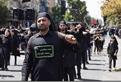 کلیپ/حضور نماینده مجلس در جمع عزاداران عصر عاشورا در بخش قطرویه، امام زاده سید محمد ریزآب