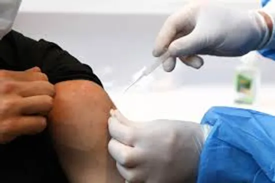 افراد بالای ۵۸ سال برای تزریق واکسن کرونا به بیمارستان شهدا و درمانگاه ولی عصر عج مراجعه کنند